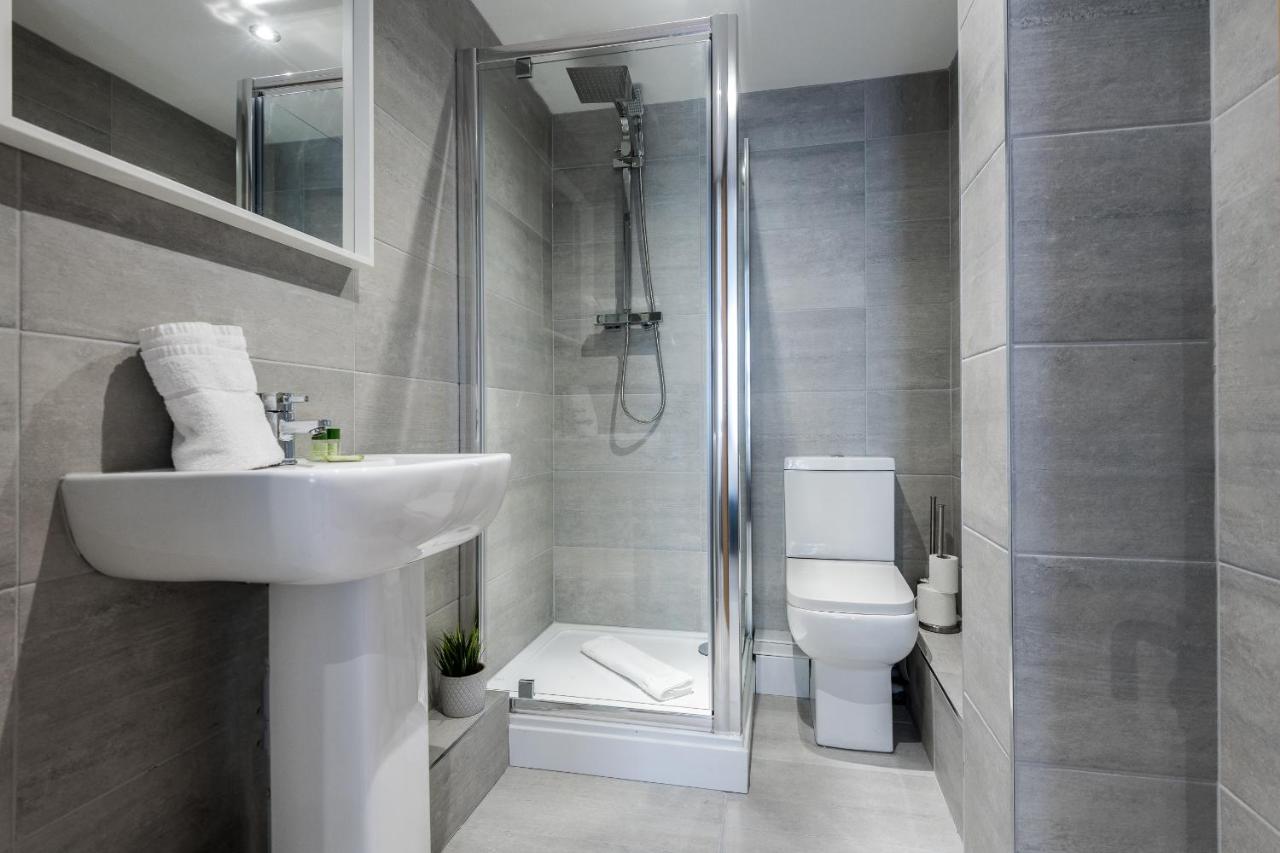 Host Apartments - Contemporary 3 Bed Apt With Balcony - Perfect For Long Stays ลิเวอร์พูล ภายนอก รูปภาพ